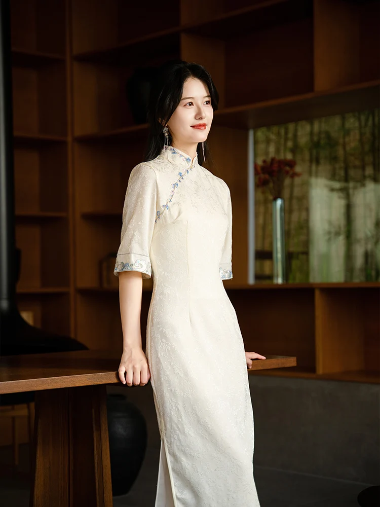 

Элегантное белое ципао для женщин: модное, высококачественное, летнее, повседневное, в китайском стиле, с ретро-элементами, изысканной отделкой и эффектом нефритового блеска.