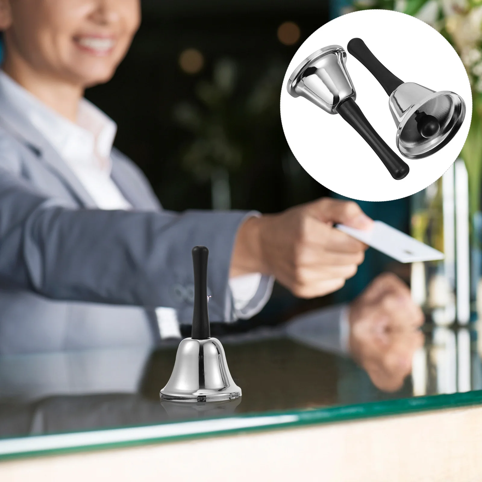 2 قطعة أجراس اليد المعدنية عيد الميلاد الجدول الدعوة أجراس بصوت عال واضح الصوت خفيفة الوزن قبضة مريحة زخرفة سانتا كلوز