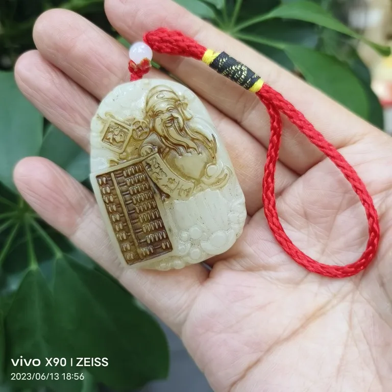 

Ancient white jade pendant ancient lucky money into treasure God carefully calculated Yu Pei pendant.