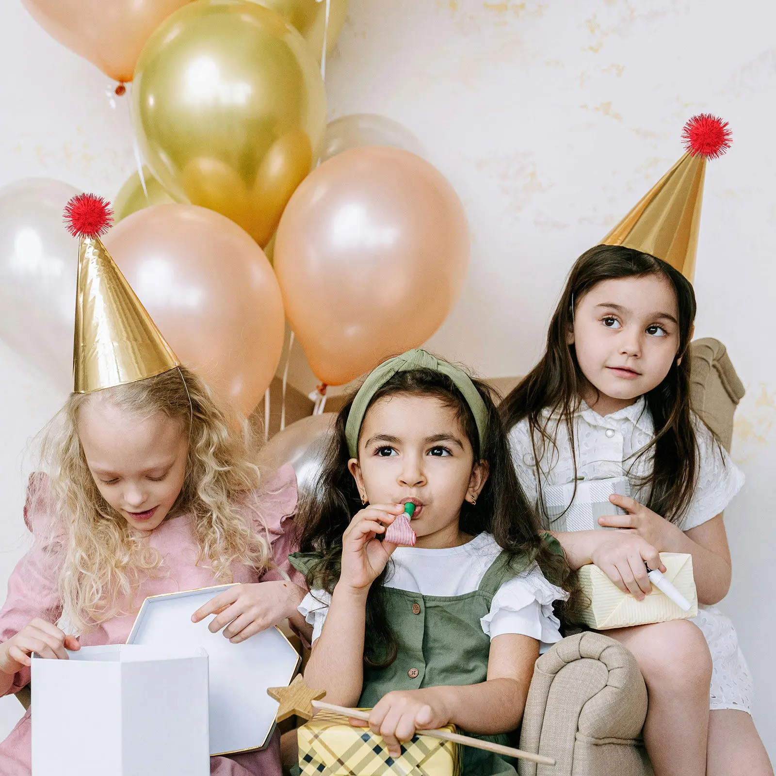 50 Peças de Pompons Vermelhos para Chapéus de Aniversário, Material DIY para Decoração de Roupas e Chapéus, Bolas de Pompons, Enfeites de Bola