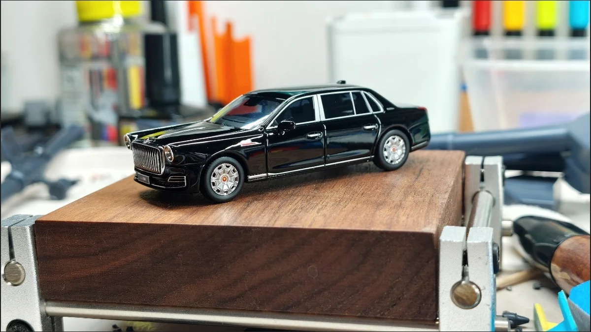 In Stock AR Box 1:64 Hongqi State Gift “Golden Sunflower” Alloy Car Model