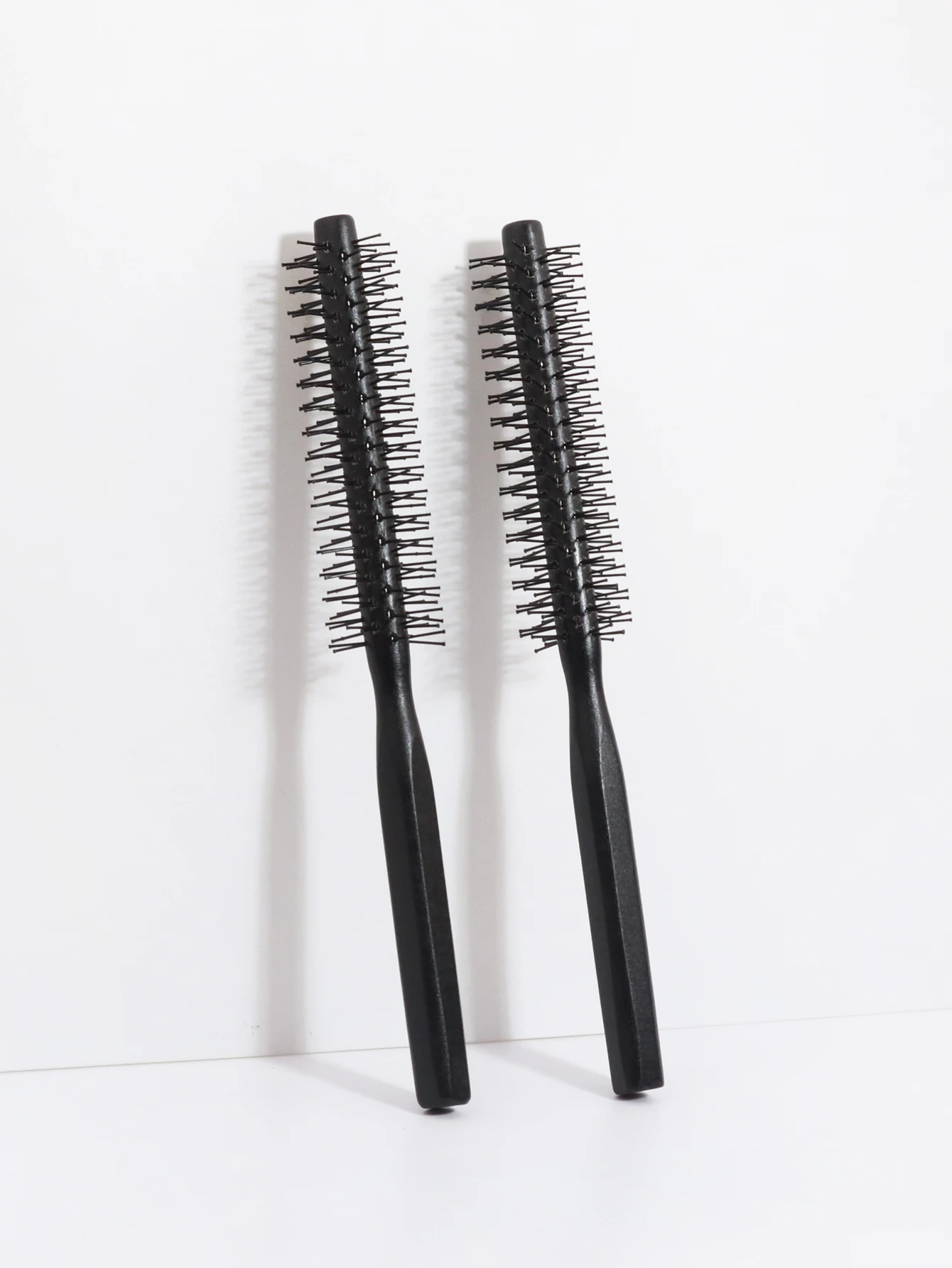 قطعتان من أمشاط صالون الشعر الاحترافية ذات المقبض الخشبي الطبيعي الأسطوانية المضادة للكهرباء الساكنة الخاصة بشعر مستعار حقيقي