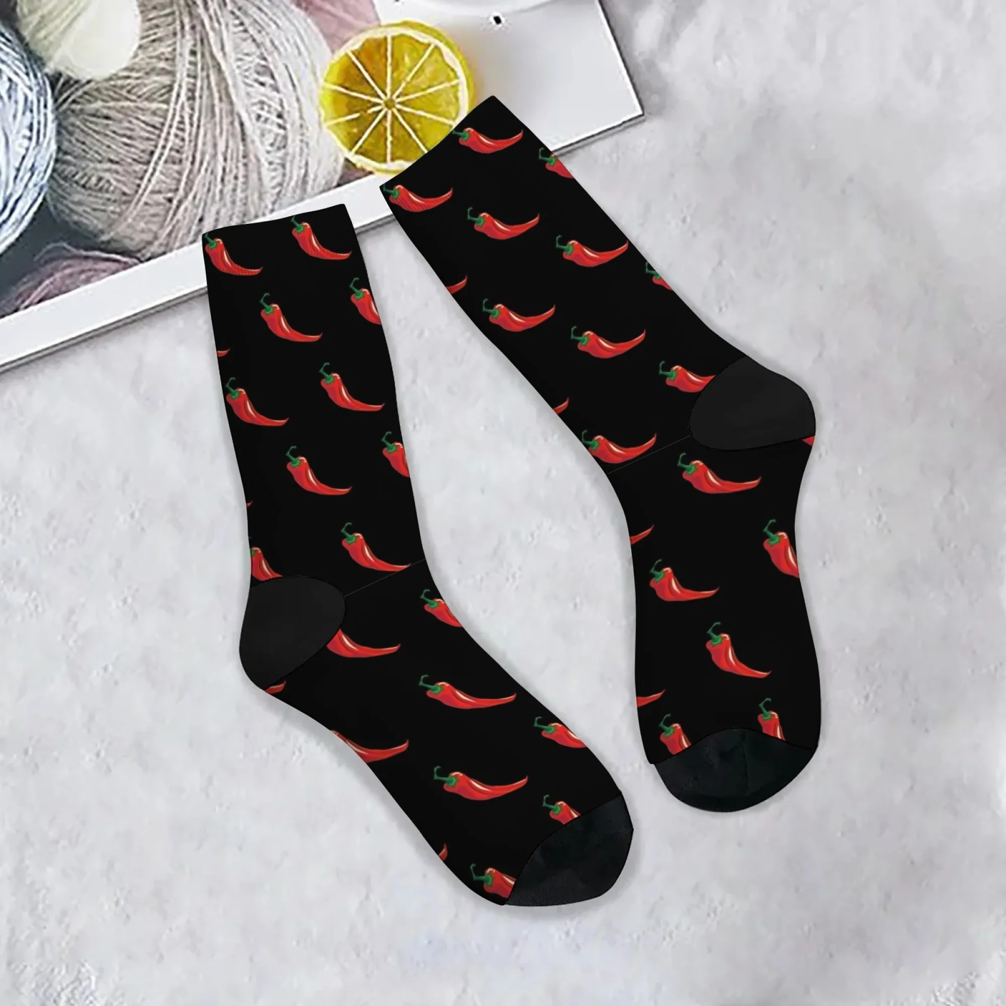 زوج واحد من الجوارب الرجالية المطبوعة بالفلفل الحار الكرتونية لمنتصف الساق قابلة للتنفس لجميع المواسم باللون الأسود مع الأحمر لمحبي الطعام الحار بشكل مريح #1