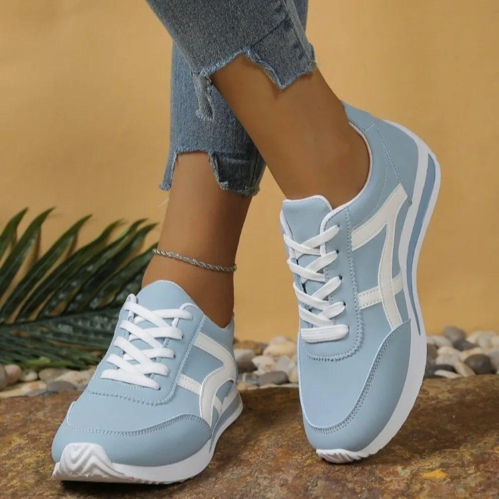 أحذية رياضية نسائية جديدة صغيرة بيضاء عصرية بمقدمة مستديرة ورباط علوي، أحذية جري مريحة وخفيفة الوزن