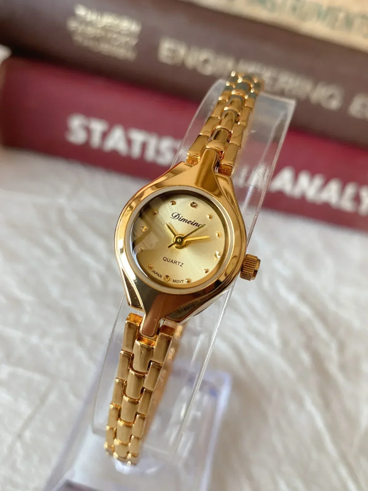 Mini kompaktowy retro złoty pasek bransoletki prosty i świeży damski zegarek kwarcowy literacki mały złoty zegarek