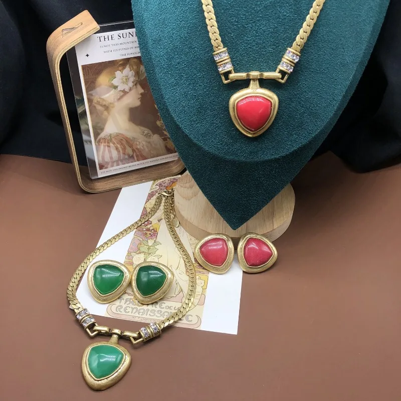 

Medieval Jewelry Versatile Temperament Fashion Design Sense Triangular Stone Inlaid Pendant Necklace Earrings Jewelry Set