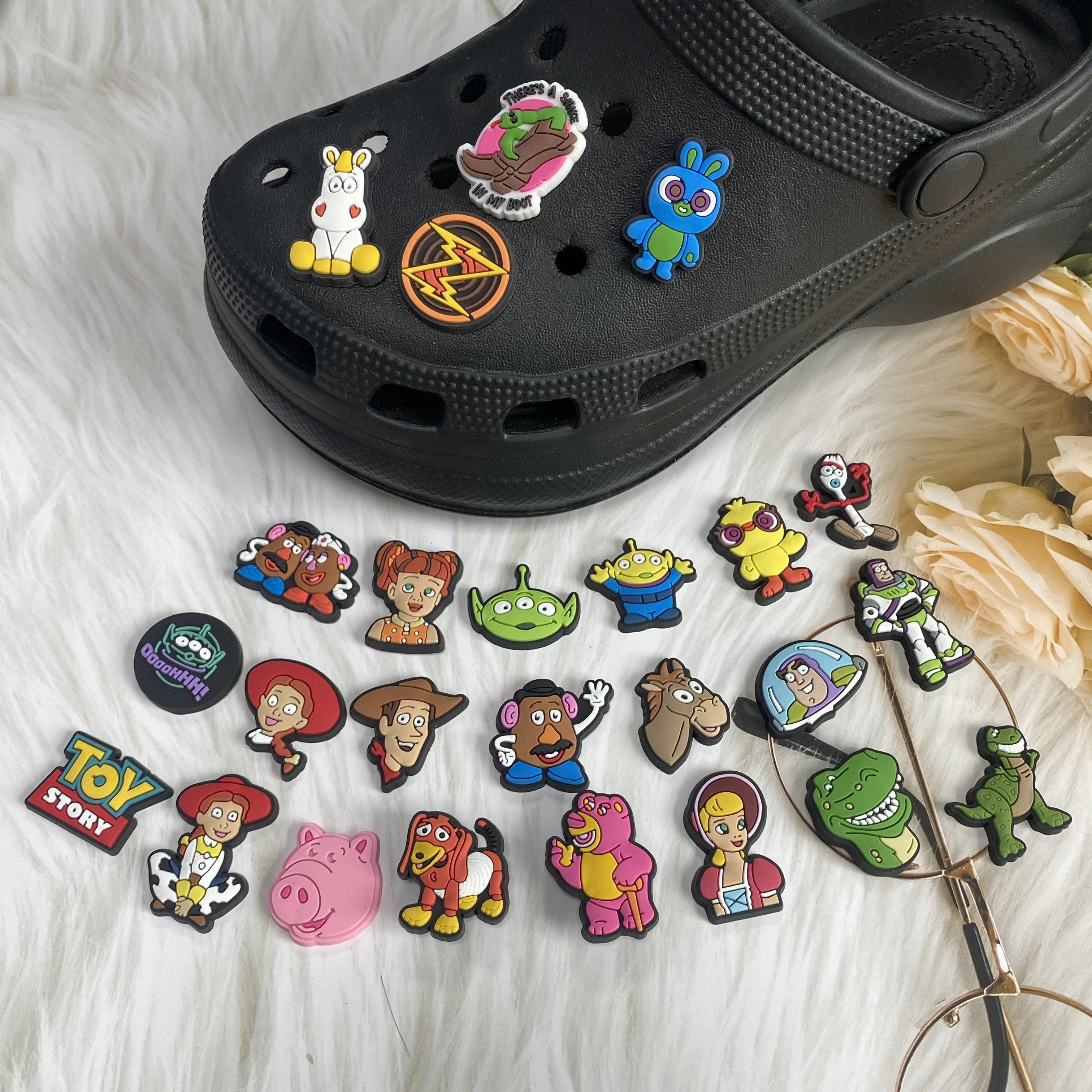 26/12 sztuk Toy Story Disney Cartoon PVC Buzz Light Year Charms akcesoria obuwnicze DIY chodaki dla dzieci sandały dekoracyjna klamra