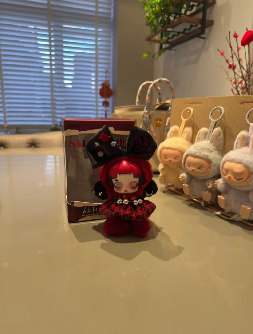 Pop Mart SKULLPANDA Series Mystery Box - Boîte Mystère Jouets Figurines Modèles Mignons Cadeau Surprise pour Anniversaire