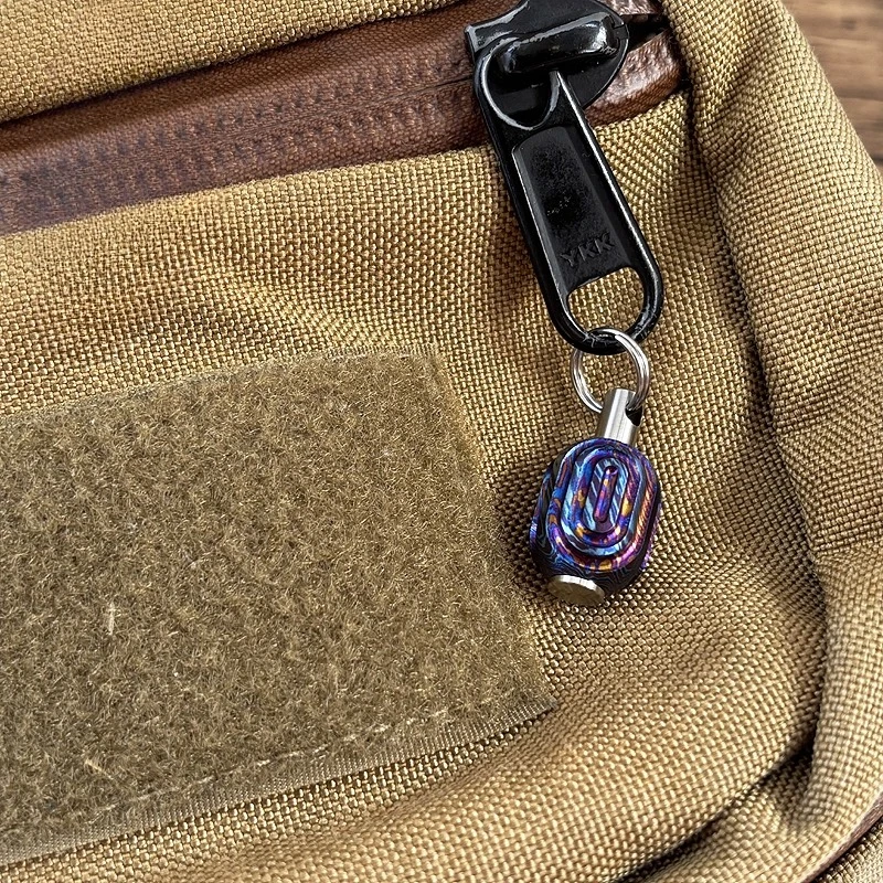 XGEDC チタン製マエストロフィンガーチップカードプッシャーペンダント（模様とエンドキャップ付き）- ストレス解消玩具