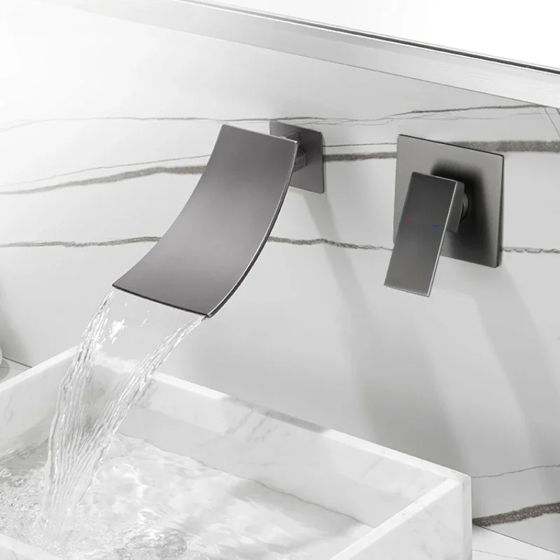 Waterfall faucets are concealed in wall-type copper bathtubs, and hot and cold basins are used for washing hands.