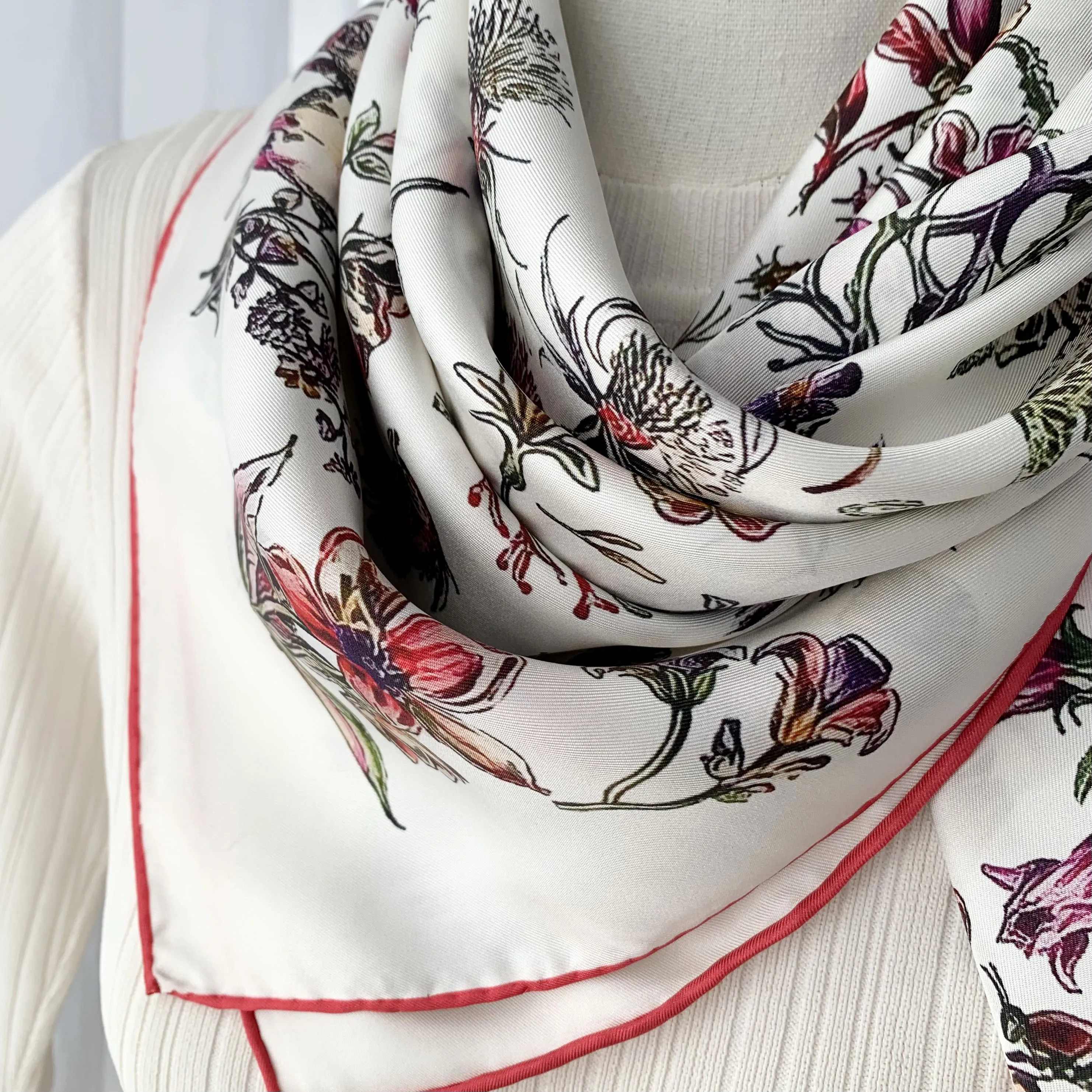 ผ้าพันคอไหมทวิลล์ 100% ลายดอกไม้หรูหราสำหรับผู้หญิง ผ้าคลุมศีรษะสำหรับตกแต่งที่ทันสมัยและใช้งานได้หลากหลาย ขอบม้วนด้วยมือ 90 ซม.