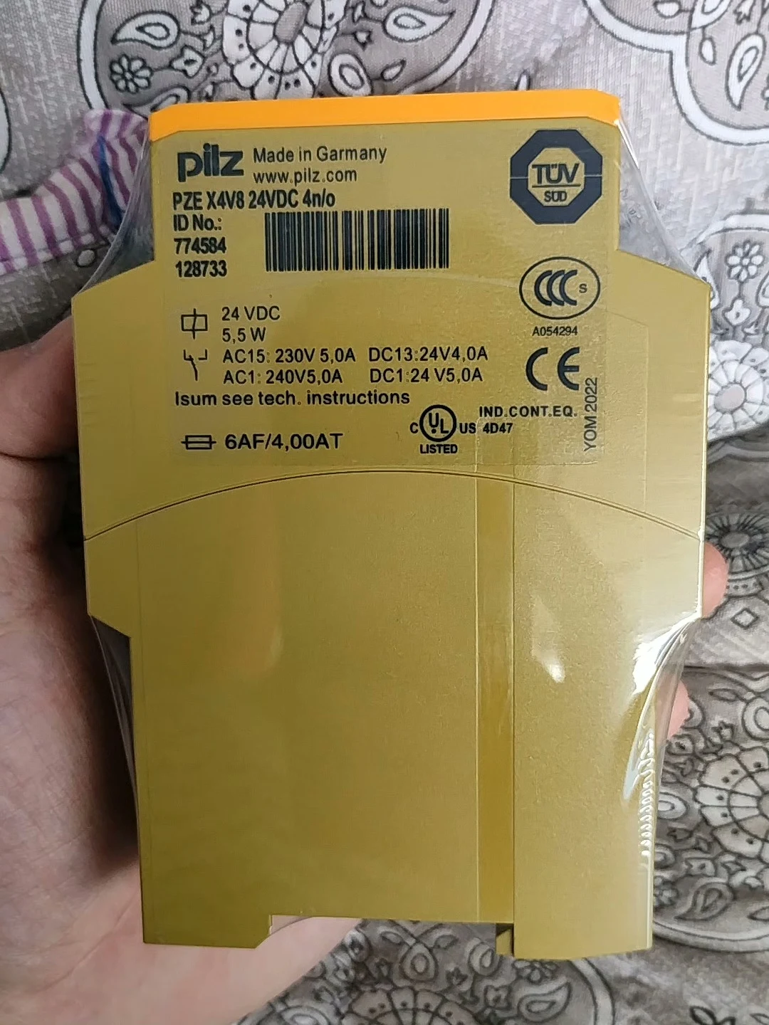 Pilz 774584 safety relay in Stock
