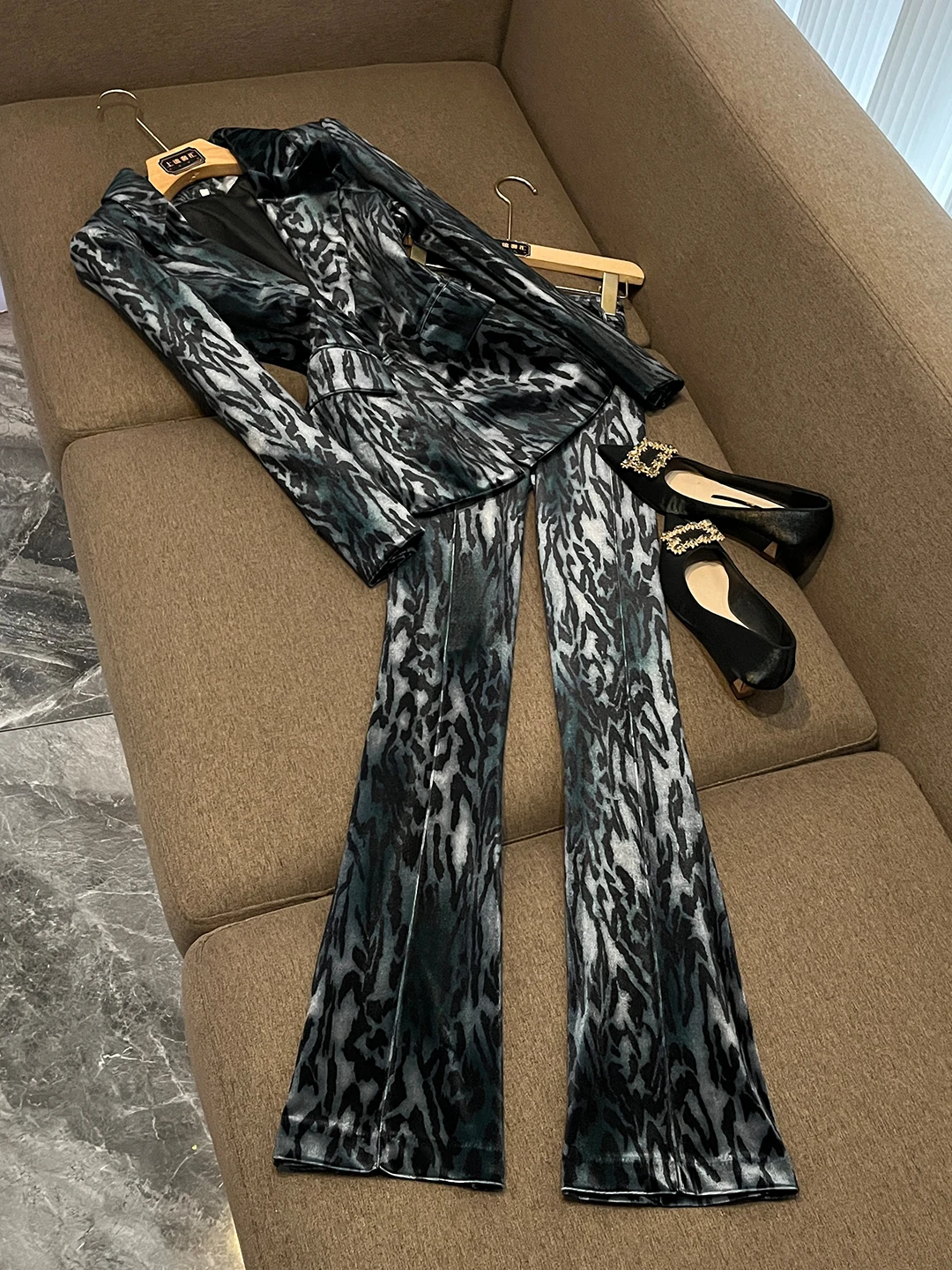 

2026 New Velvet Print And Flared Pants Two-Piece Set Fashion Show Professional Leopard Print Suit for Women