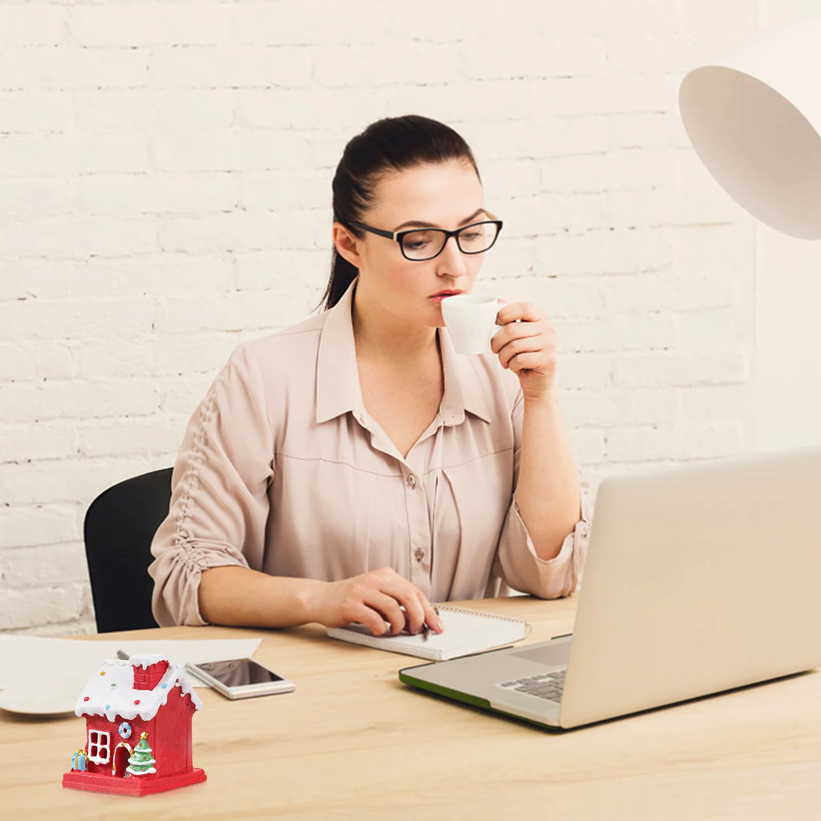 1 Buah Dekorasi Natal Rumah Mikro Lanskap Simulasi Resin Bercahaya Miniatur Natal Hiasan Meja Pesta Natal