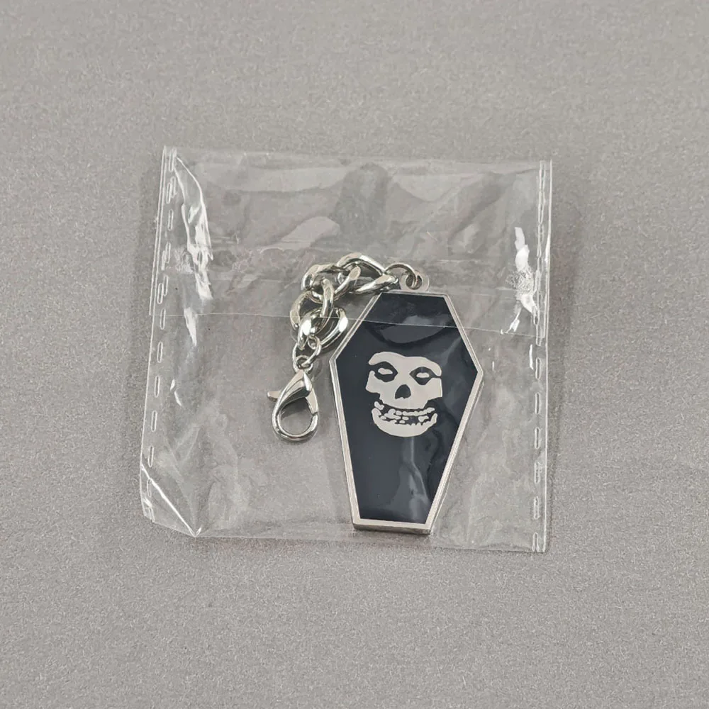 Wir sind 138 Sargförmige Doppelseitige Emaille-Schlüsselanhänger, Misfits Totenkopf-Anhänger, Punk-Rock-Horror-Fans Taschenanhänger, Schmuckgeschenk – Detail 12