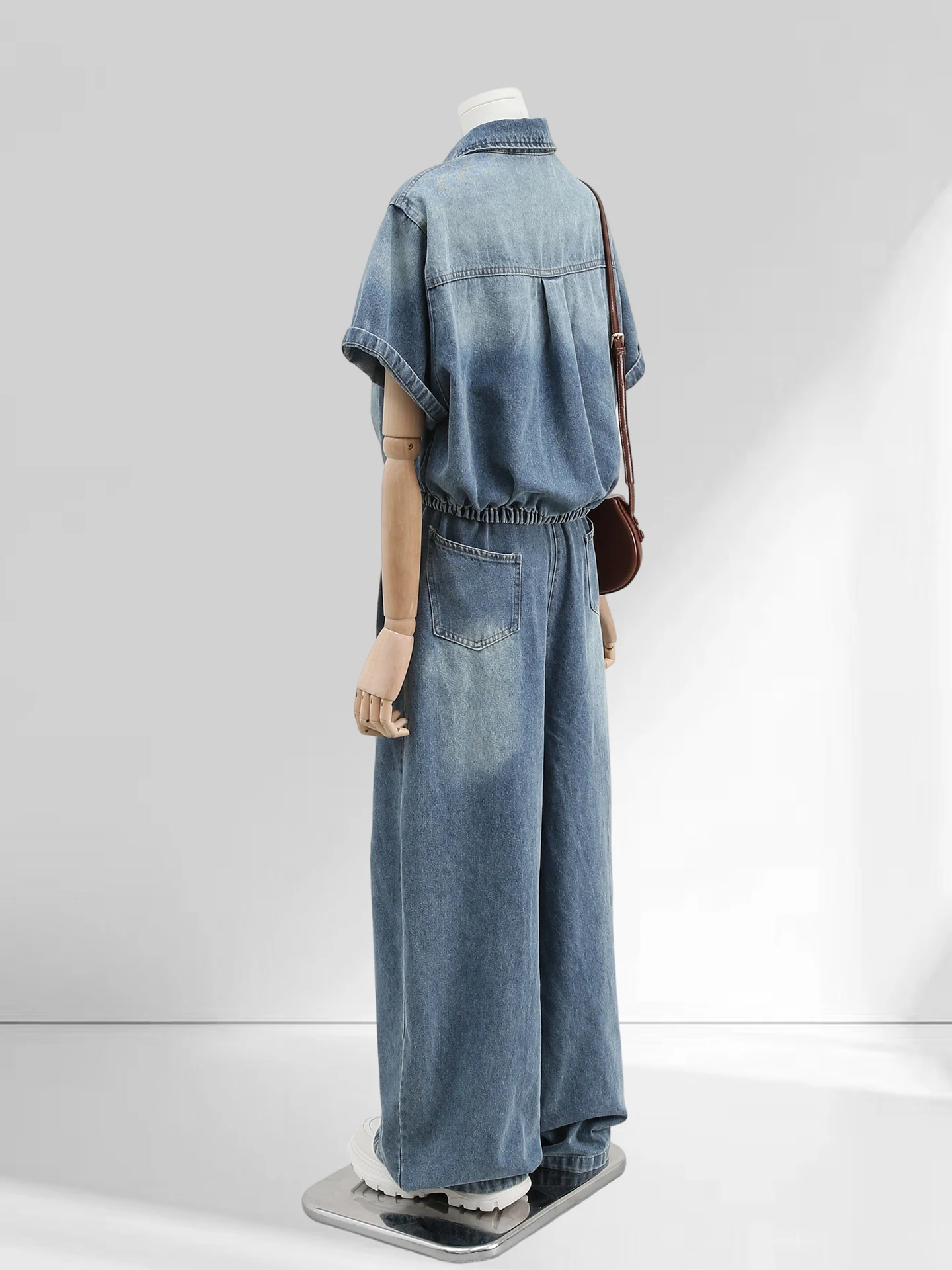 ชุดเดนิมสีน้ำเงินเข้มแบบจั๊มสูทสำหรับผู้หญิง ฤดูร้อน 2025 แฟชั่นทรงเข้ารูป เอวสูง กางเกงขายาวทรงกว้าง สไตล์เกาหลี เหมาะสำหรับใส่ไปทำงาน