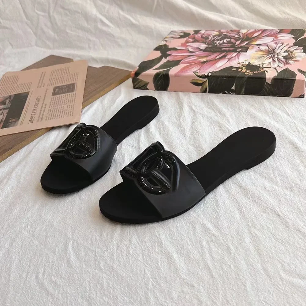 شباشب نسائية صيفية جديدة صنادل سميكة بمقدمة واحدة أحذية نسائية مسطحة للشاطئ مقاس كبير