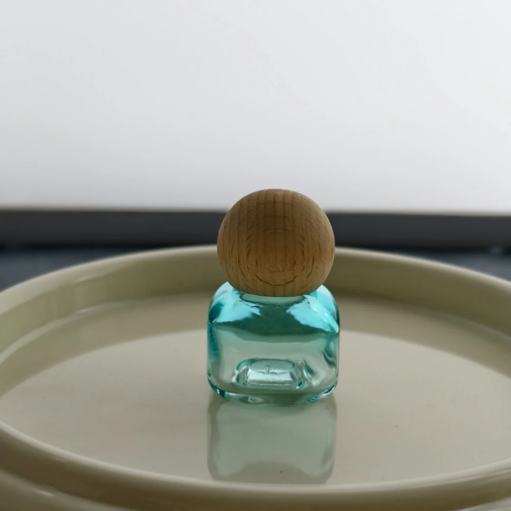 エッセンシャルオイルガラスボトル 再利用可能 詰め替え可能 液体容器 トラベルサイズ ローラーボトル カラフルな香水ローラーボールボトル