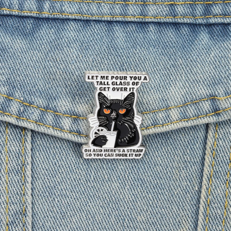 Emaille-Anstecknadeln mit schwarzem Katzen-Zitat „Get Over It“-Broschen, Anstecknadeln, cooler Cartoon-Sarkastischer Tierschmuck, Geschenk für Freunde