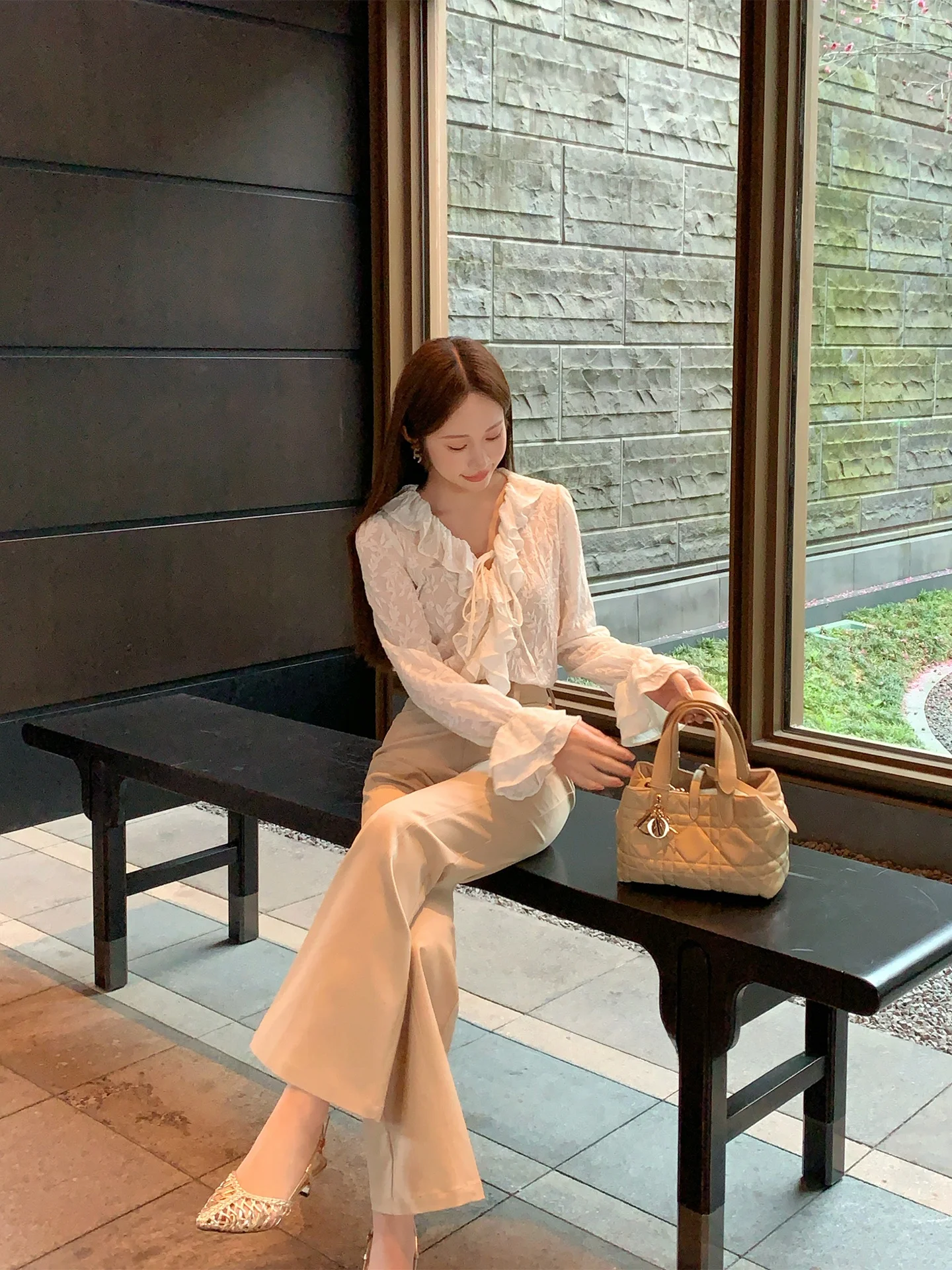 

Французская весенняя дизайнерская новинка: женская блузка с V-образным вырезом, дышащая, комфортная, модная, весенняя верхняя одежда