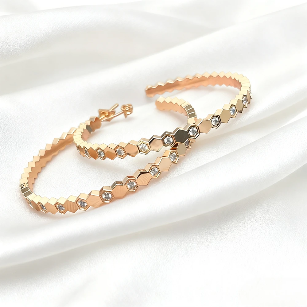 

2025 New Elegant accessories 2025 Interdiamond Honeycomb Earrings, High - luxury & Versatile Women's Ear Hangers