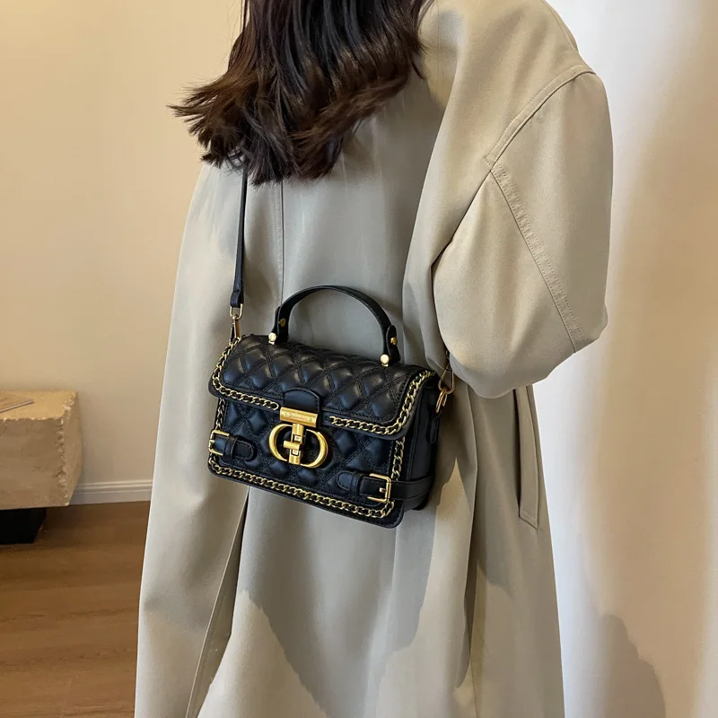 

Весна 2025 года — летняя коллекция! Женская маленькая квадратная сумка — повседневная текстура, нишевый дизайн, модное плечо — стиль через плечо