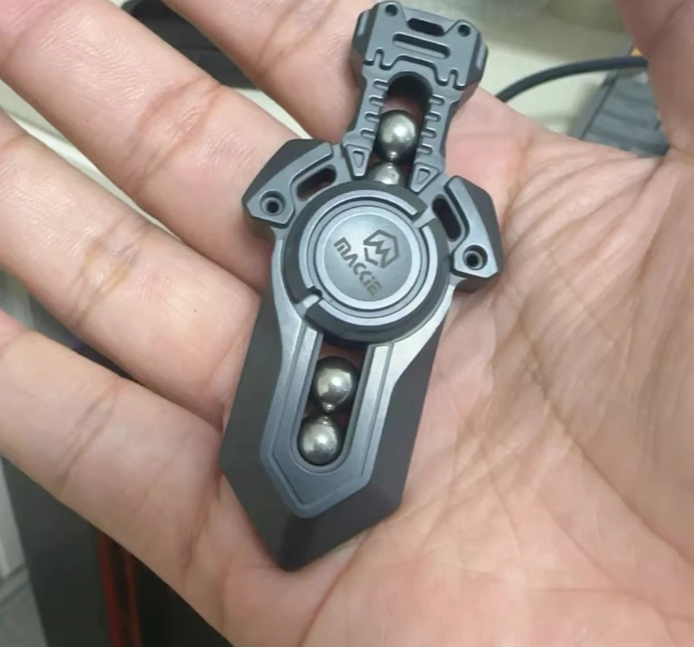 Juguete de descompresión EDC Mackie zirc spinner usado