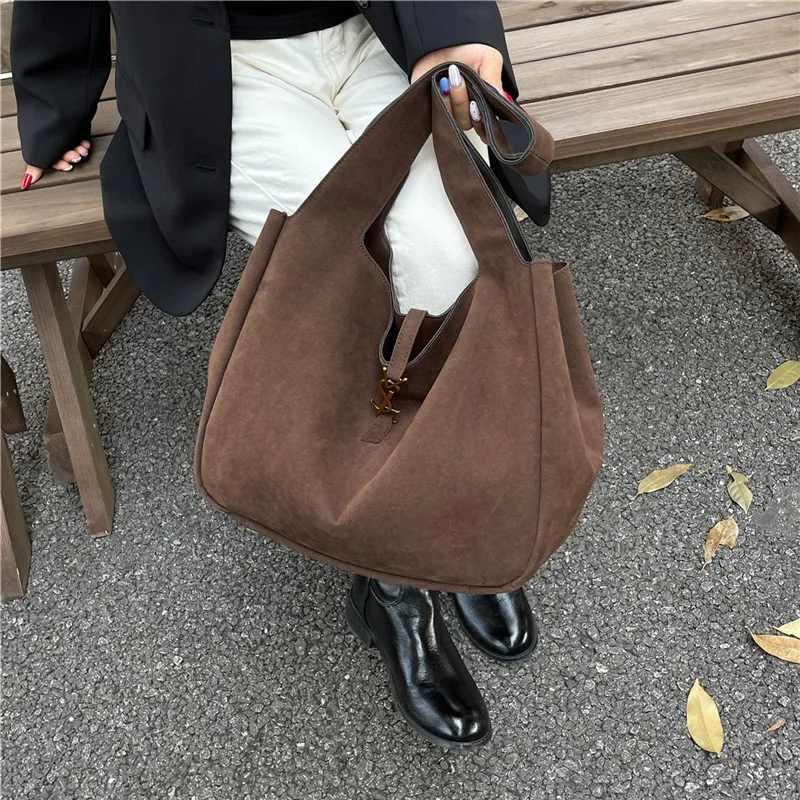 กระเป๋าโท้ทลำลองสำหรับเดินทางประจำวัน รุ่น 2025 SS แบบอเนกประสงค์ ใช้ได้ทั้งแบบถือหูหิ้วและสะพายไหล่สำหรับผู้หญิง เหมาะสำหรับใช้ได้ทั้งกลางวันและกลางคืน