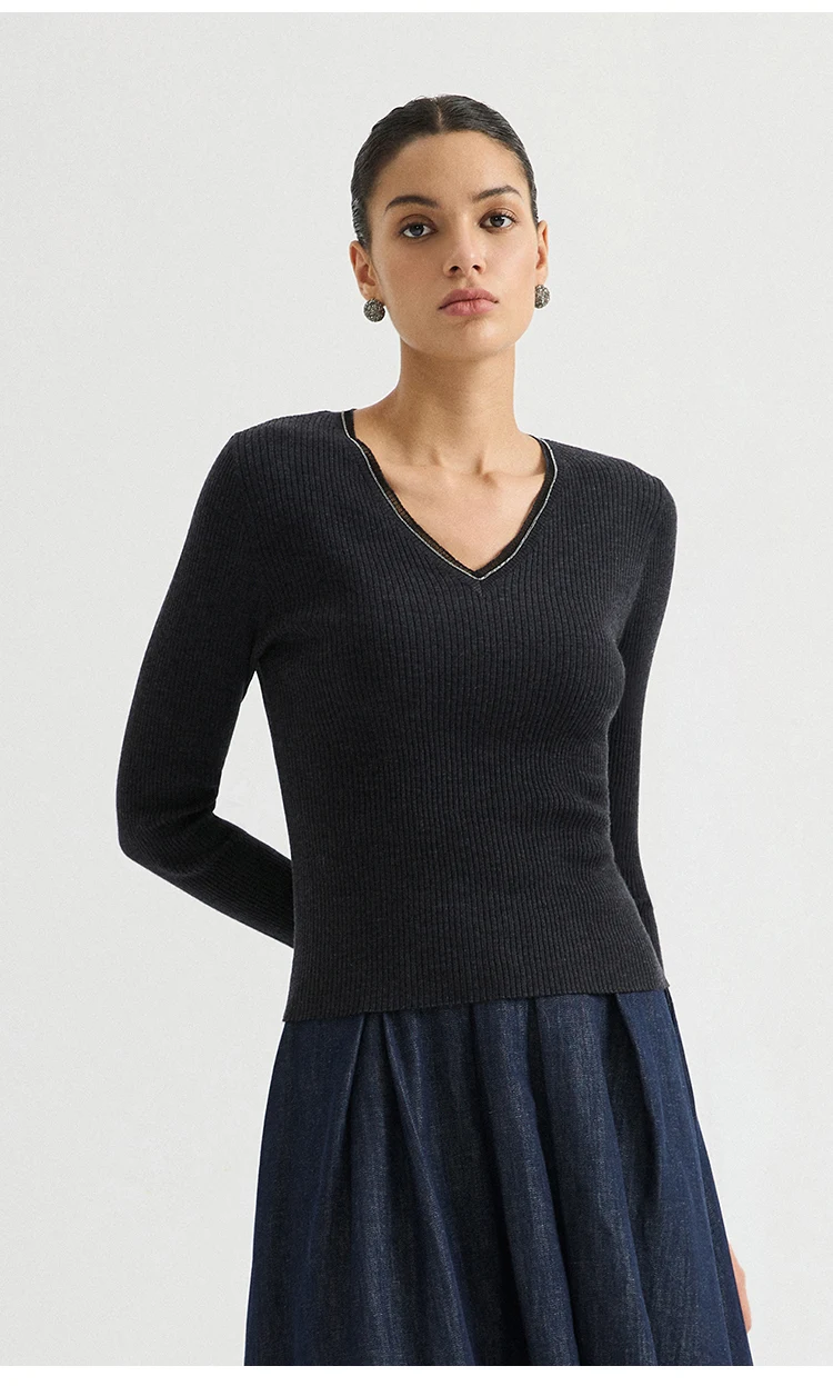 BY3621711 Damen-Pullover mit tiefem V-Ausschnitt, Lurex-Rippstrick-Wollmischung, langen Ärmeln, V-Ausschnitt, Kettenverzierung, schlanke Passform, dezenter Luxus für den frühen Herbst – Detail 5