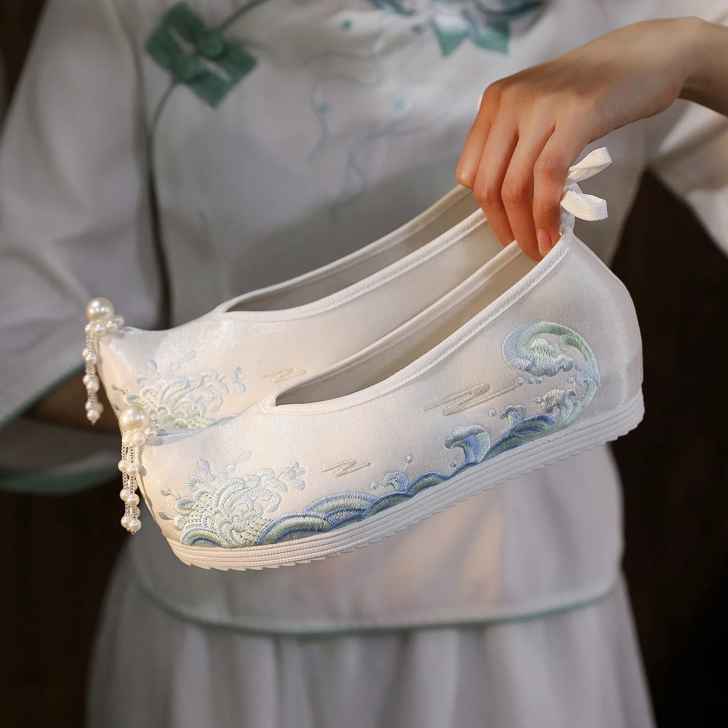 أحذية Waves Hanfu النسائية المطرزة القديمة زي الطلاب الصينية التقليدية أحذية الزفاف النسائية