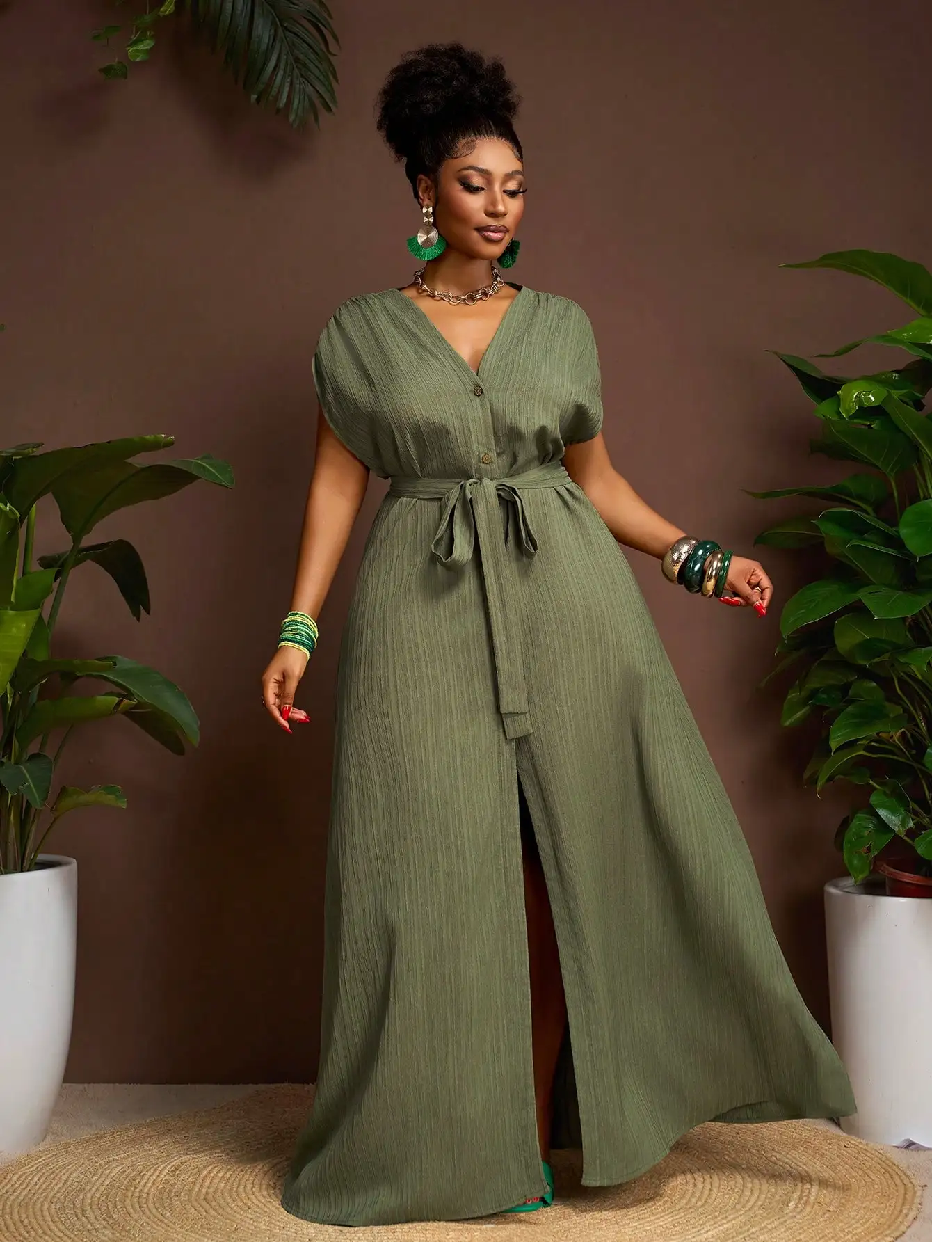 

Оливково-зеленое макси-платье больших размеров с V-образным вырезом, запахом спереди, поясом и боковым разрезом