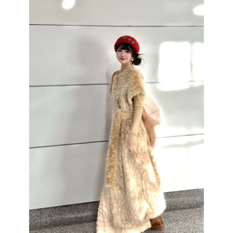 سترة من فراء الجاكار بنمط غزال جديد لشتاء 2025 سترة نسائية شتوية طويلة بدون أكمام خارج مع مشاهير الإنترنت مكدسة #1