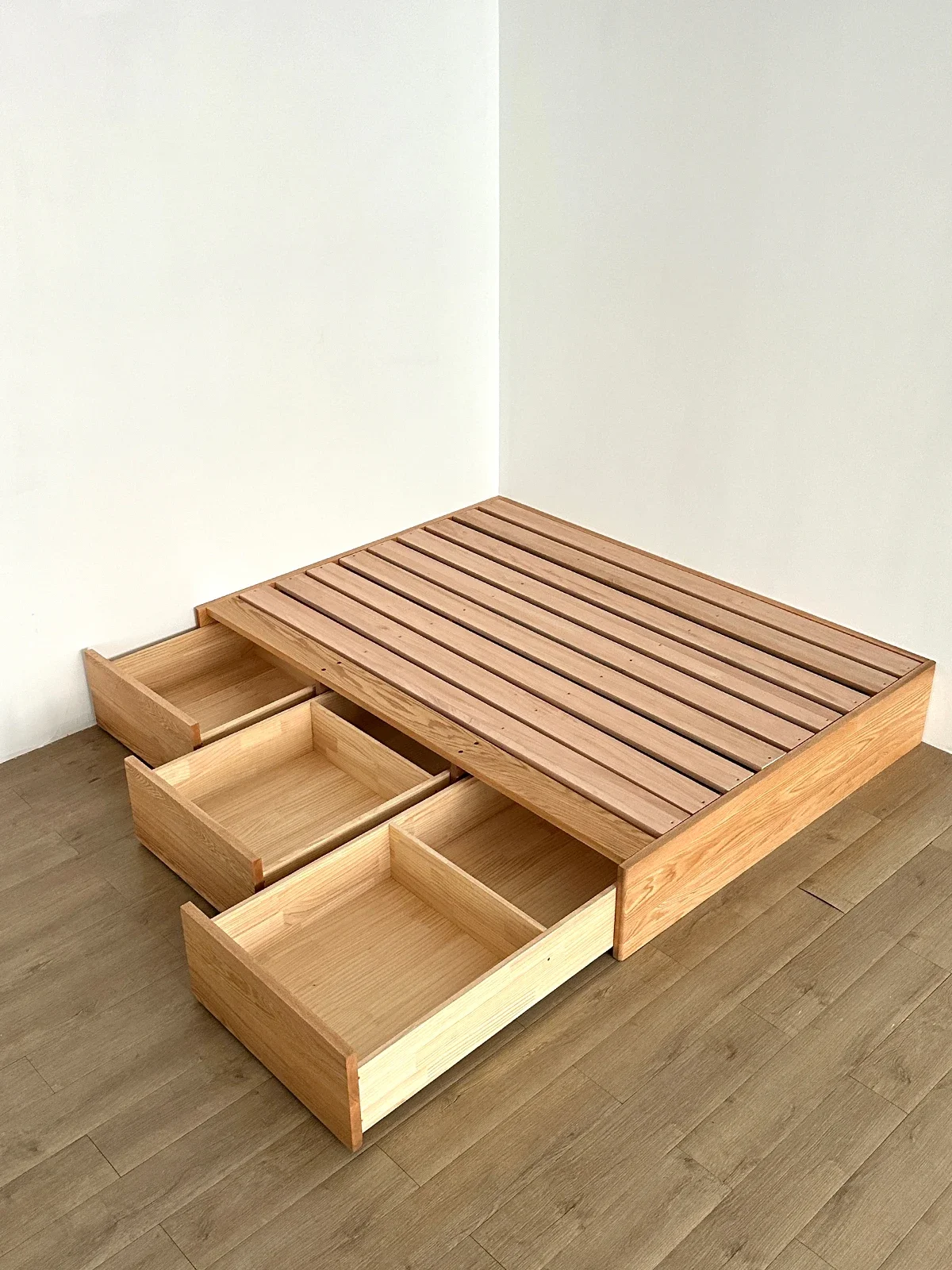 

Red oak simple tatami no bedside storage floor bed 1.5 meters 1.8 meters small apartment all solid wood drawer bed