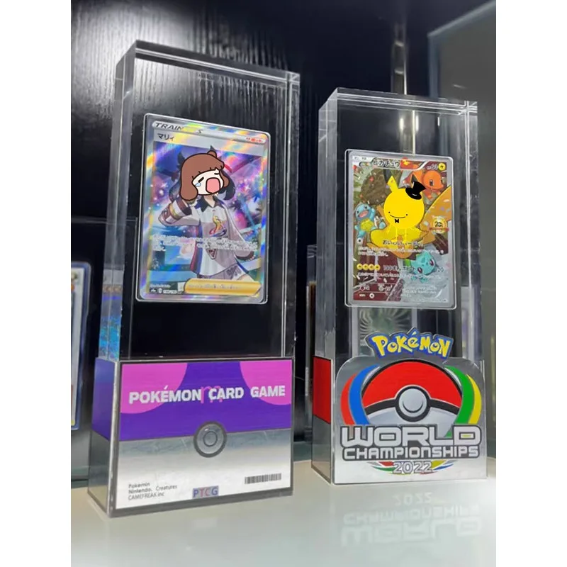 

PTCG Pokemon Card Brick Yu-Gi-Oh Blue-Eyes White Dragon Vertical Thickened Acrylic Display Stand Gold Cabinet Card Not Included