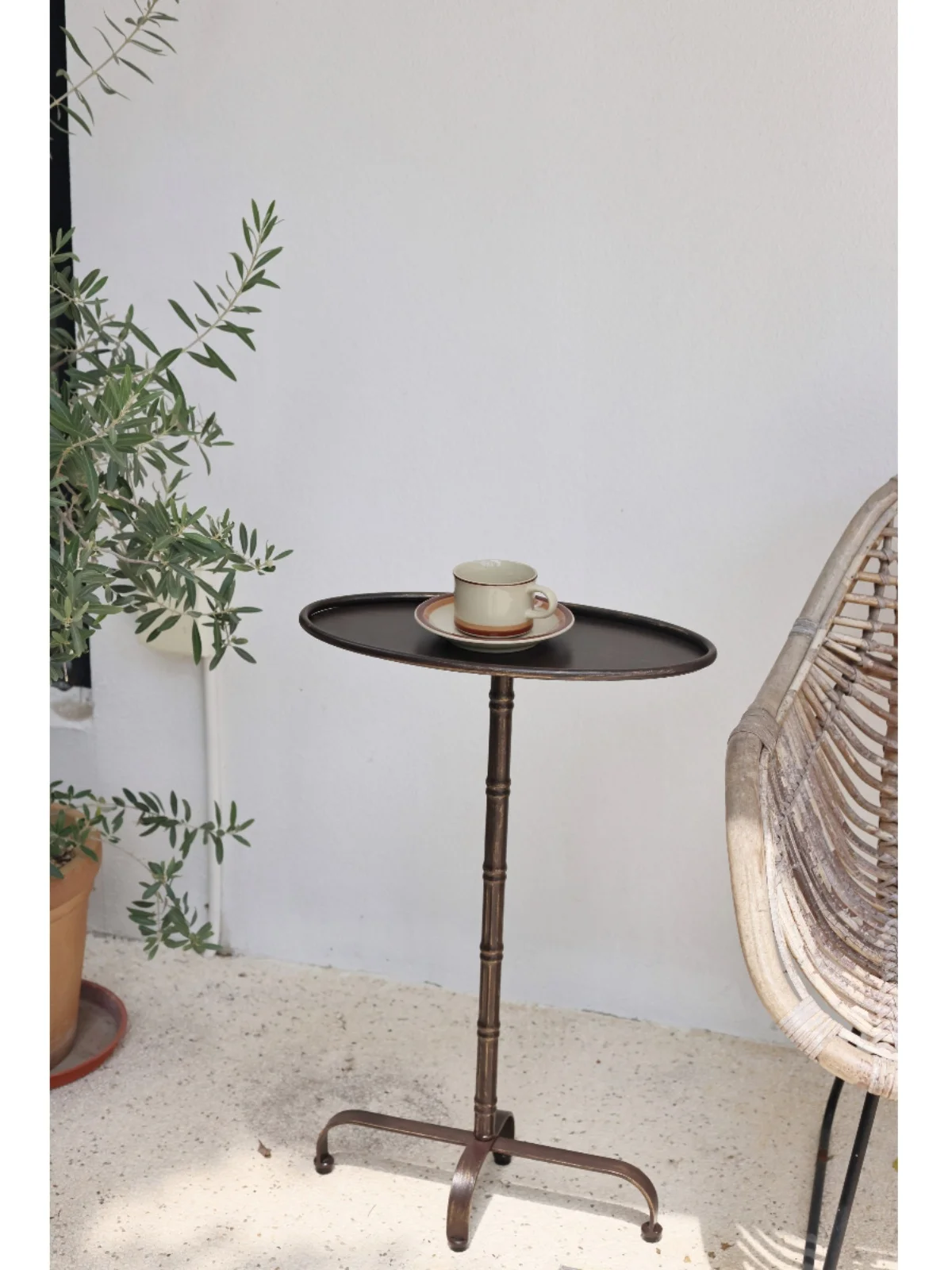 MOMO Side Table Corner Table Antique Vintage Metal Design Art Oval Narrow Space Suitable Compact Small Iron Tea Table