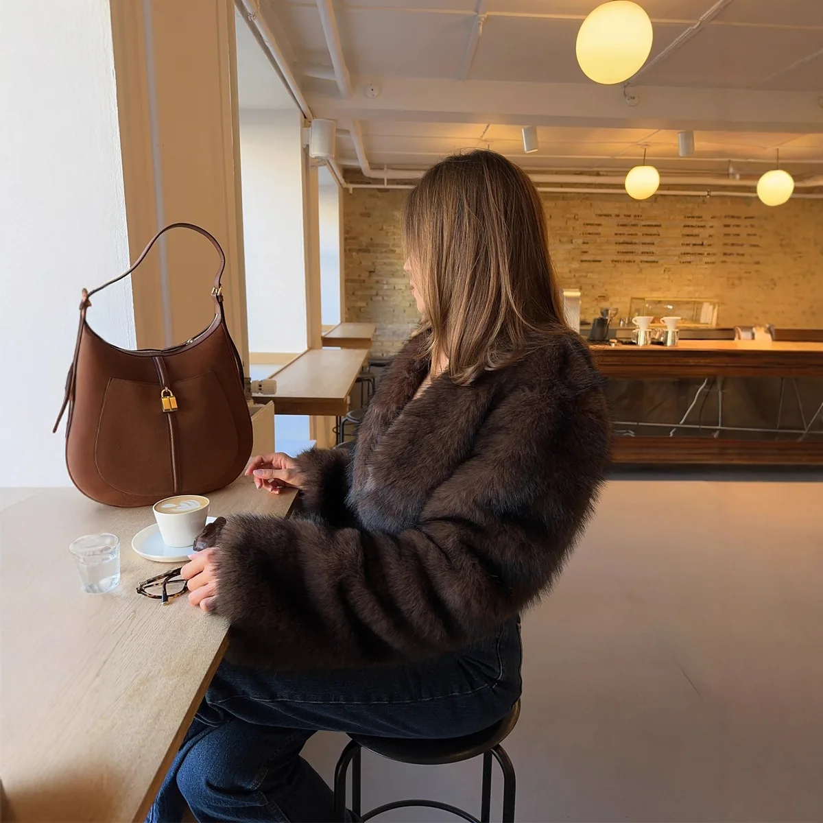 

Коричневая зимняя женская куртка из искусственного меха в стиле ретро, укороченная верхняя одежда из искусственного меха с открытой строчкой для женщин, женская эко-пуховая куртка с напуском