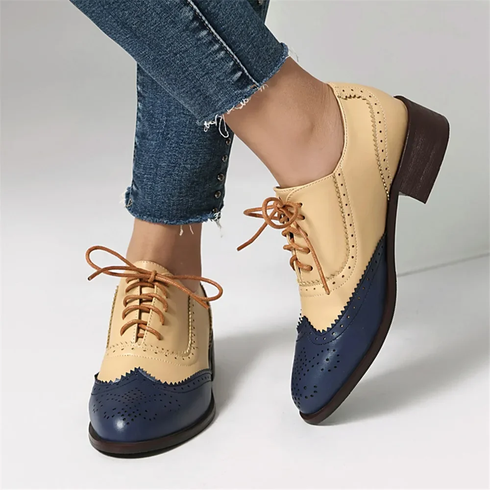 ربيع جديد النساء أحذية مسطحة النساء أوكسفورد مختلط الألوان الدانتيل يصل السيدات تصليحه أحذية مصمم عادية بولي Leather الجلود الأحذية في الهواء الطلق