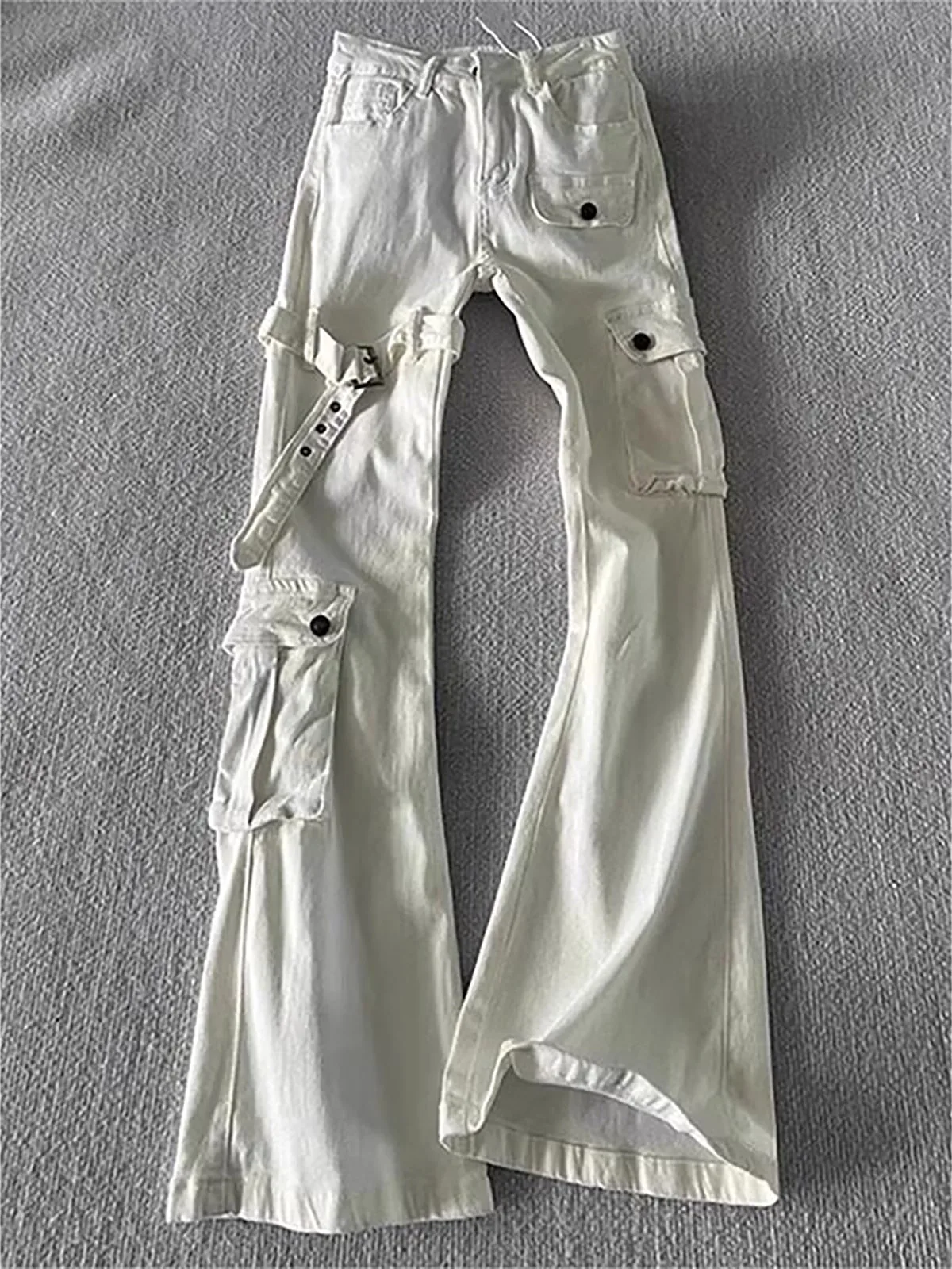 Calça Jeans Branca Unissex com Recortes, Modelo Boca de Sino, Cintura Alta, Efeito Emagrecedor, Caimento Fluido, Design com C...