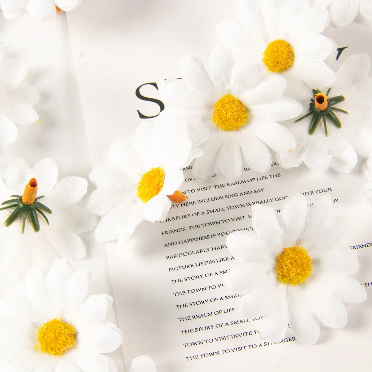 Stoff-Seiden-Gänseblümchen-Blumenkopf, 100/200 Stück, weiße Gänseblümchen, künstliche Chrysantheme, künstliche Blumenköpfe für Hochzeit, Zuhause, Party, Dekoration