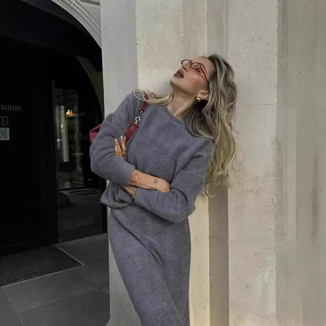 

Женский элегантный комплект из мягкого толстого трикотажа: свитер с круглым вырезом и юбка-русалка. Наряд в офисном стиле OL.