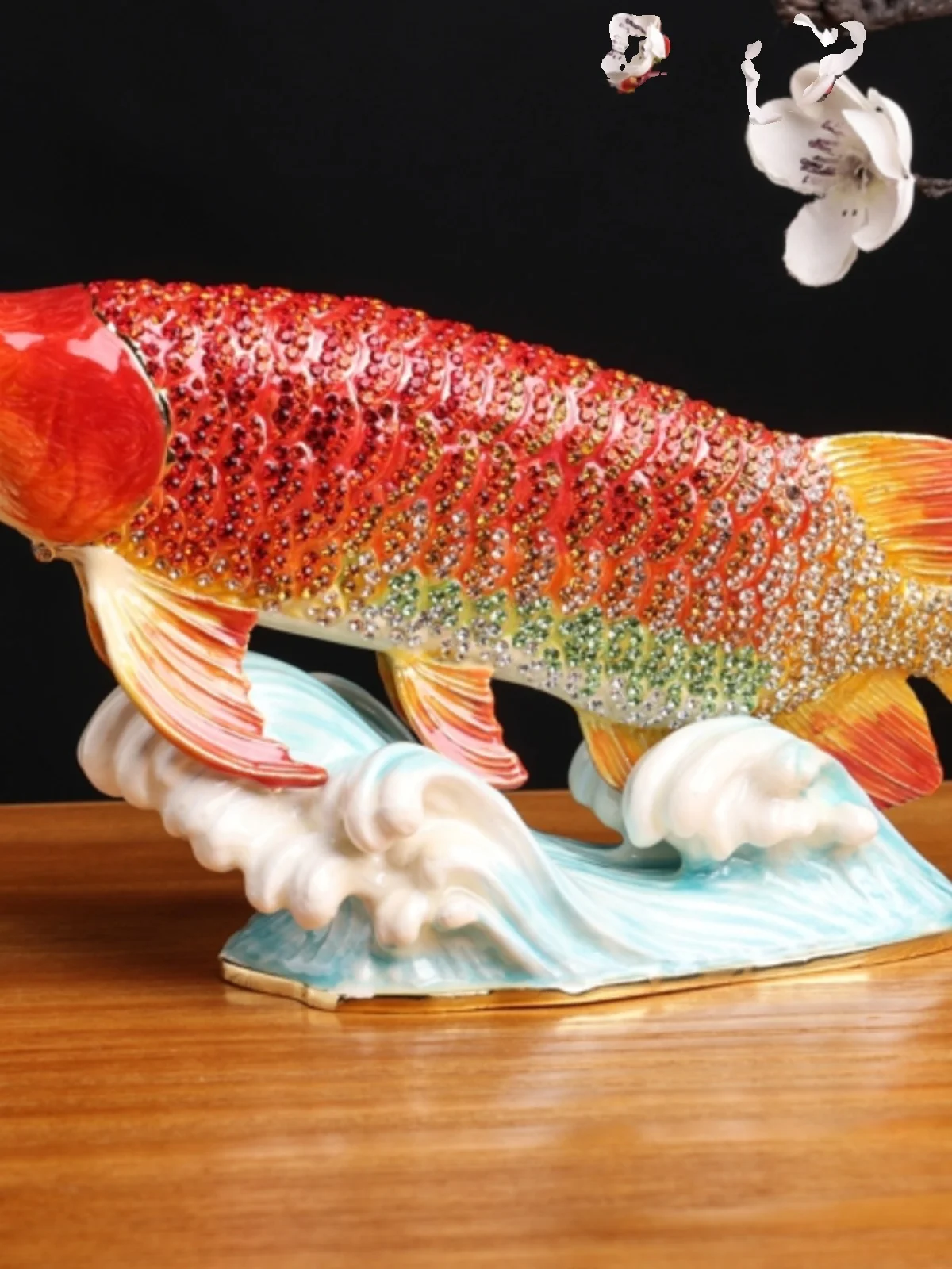 Light luxury living room decorations full of diamonds, golden dragon fish ornaments attract wealth