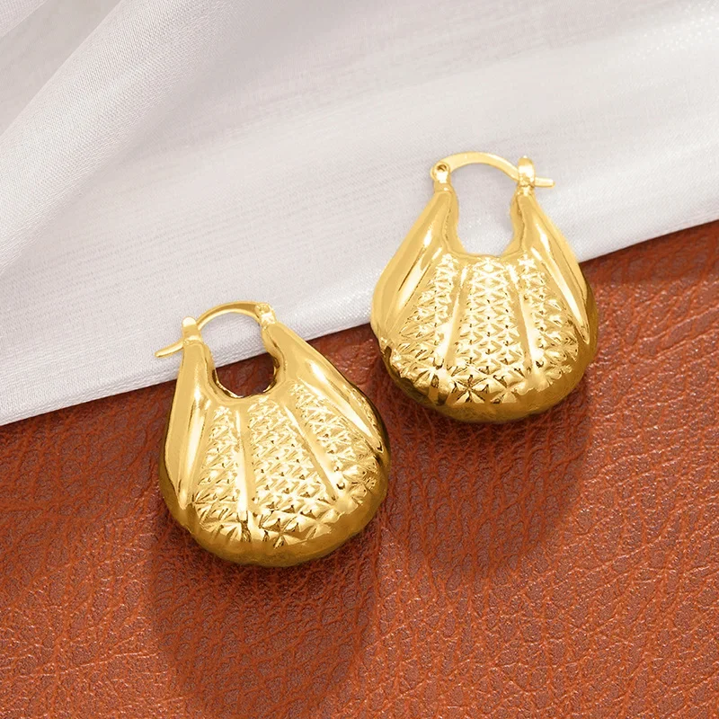 New European and American Shell Exquisite Ear Buckle, Small, Fresh, Fashionable, Popular, Elegant, Seaside Vacation Accessories