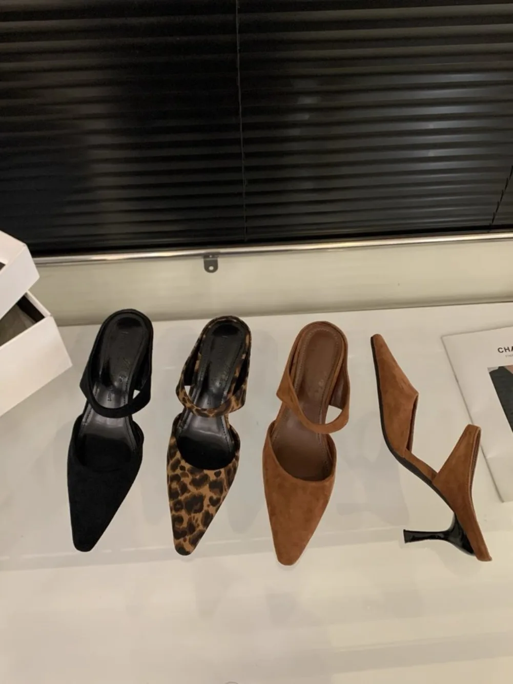 Französische Retro-Damen-Pantoletten mit offener Spitze, spitze Wildleder-High-Heels, elegante Halbschuhe, schlichte neue geschlossene Halbpantoffeln 2026 – Detail 8
