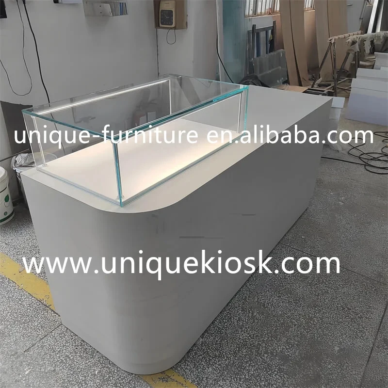 custom.Custom White Lacquer MDF Jewelry Display Counter with LED Light, Ultra-Glass Showcase Retail Store