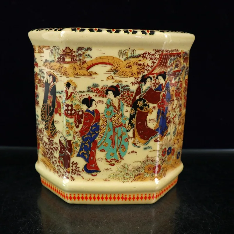 Traditional Chinese Qing Dynasty Qianlong Famille Rose Porcelain Pen Holder Hand-Painted Ladies' Pattern Antique Desk Decor