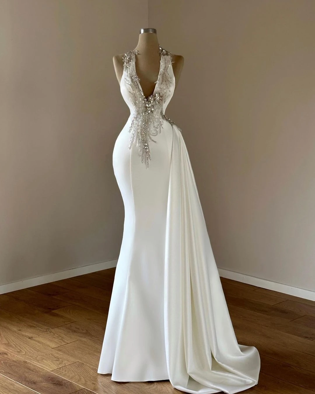 Exquisite Mermaid Wedding Dresses V-Neck Shining Appliques Beads Sleeveless Pleats Satin Zipper Bridal Customized Robe De Mariée