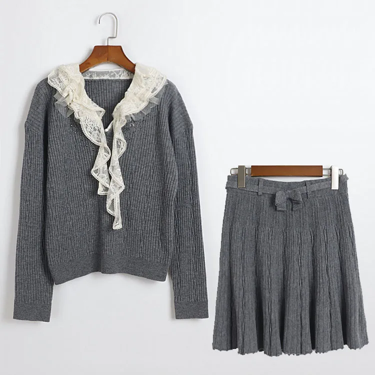 Costume en tricot côtelé gris pour femme, pull à manches longues, col à volants en dentelle blanche + jupe plissée taille haute, ensemble deux pièces, automne 2026