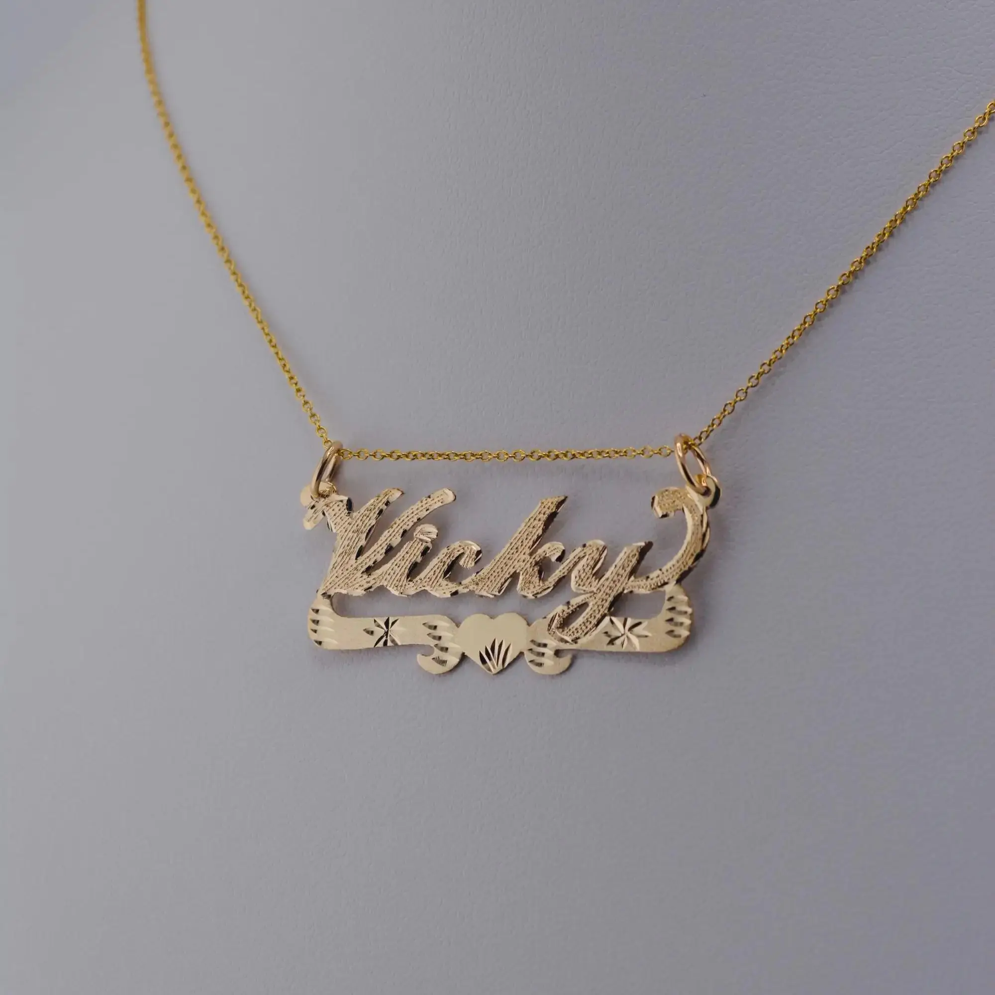 لوحة اسم على شكل قلب مبطنة بالذهب - قلادة تحمل اسمًا مخصصًا مصنوعة يدويًا مطلية بالذهب عيار 18 قيراط #3