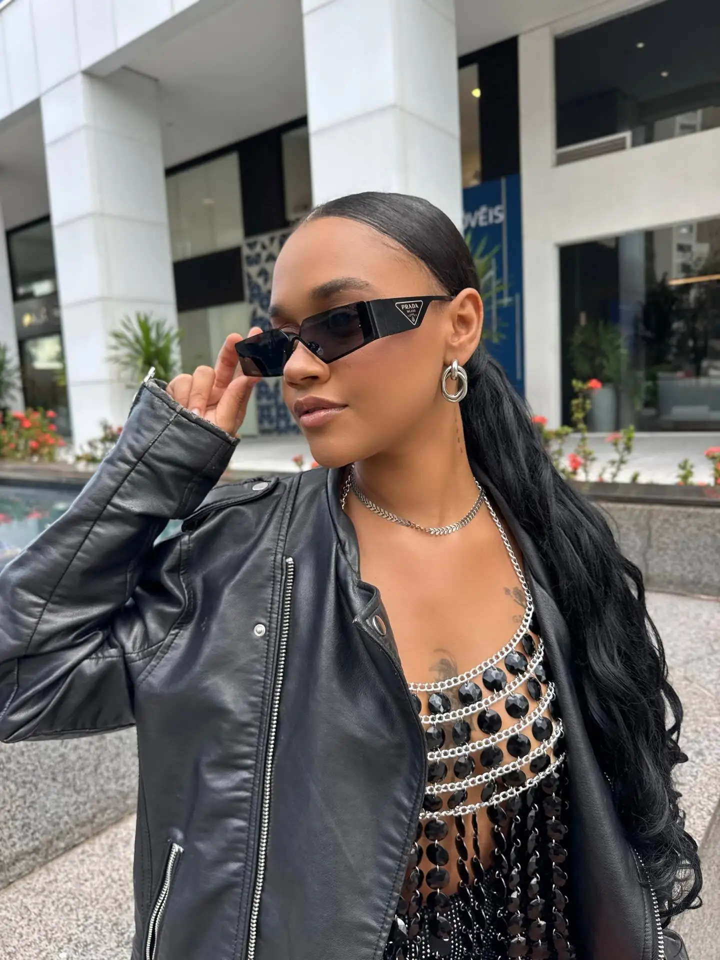 Damen-Top mit Neckholder-Ausschnitt, ärmellos, glänzend, mit runder Scheibenverzierung, Party-Crop-Top, Einheitsgröße, Damen-Outfit für Festivals und Nachtclubs, modisches Tanktop. – Detail 1
