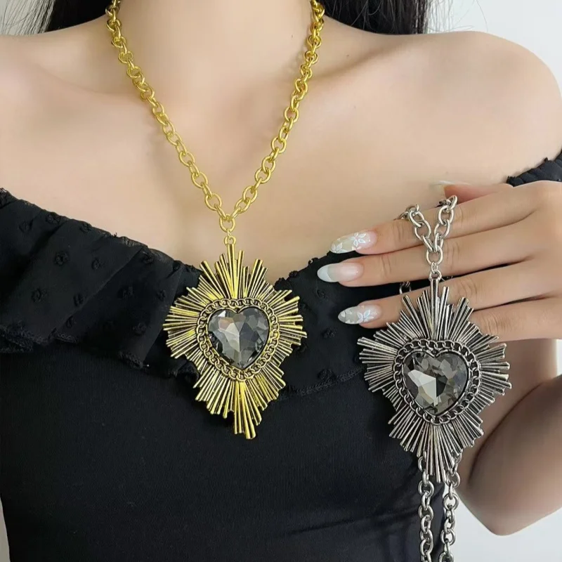 

Retro European And American Style Metal Necklace for Women Heart-Shaped Gem Collarbone Chain Fashionable Accessory for Parties